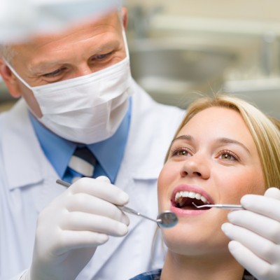 стоматолог оговаривает цену на лечение кариеса