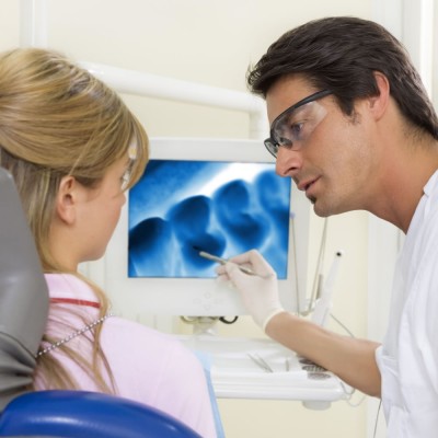 врач объясняет необходимость установки зубного протеза