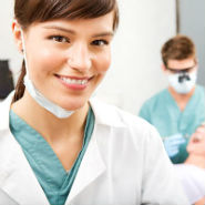 улыбающийся врач стоматолог