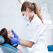 Обследование у стоматолога после установки импланта