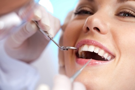 женщина на обследовании у врача стоматолога